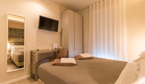 Habitación superior con 1 cama doble o 2 individuales, balcón, vistas al puerto