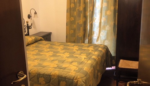 Habitación básica con 1 cama doble o 2 individuales