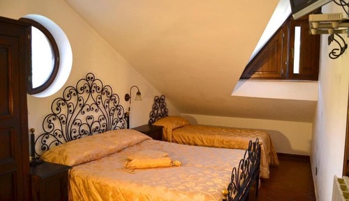 Habitación triple, entresuelo