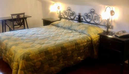 Habitación básica con 1 cama doble o 2 individuales, entresuelo
