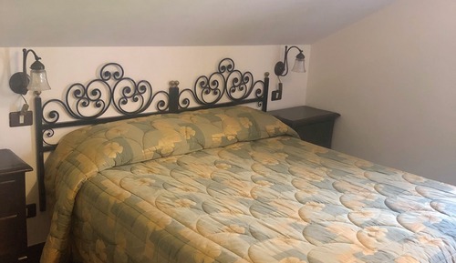 Habitación básica con 1 cama doble o 2 individuales, entresuelo