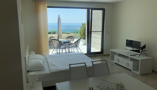Estudio, balcón, vistas al mar