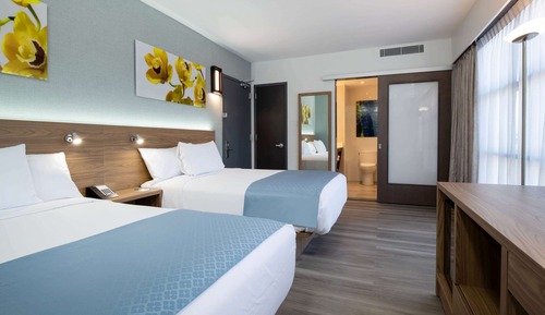 Habitación, 2 camas dobles, no fumadores (Mobility, Hearing, Roll-In Shower)