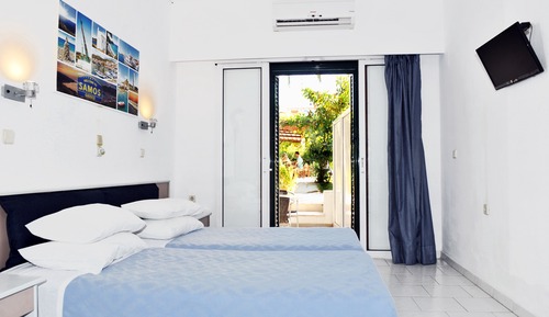 Estudio, terraza, vistas a la piscina