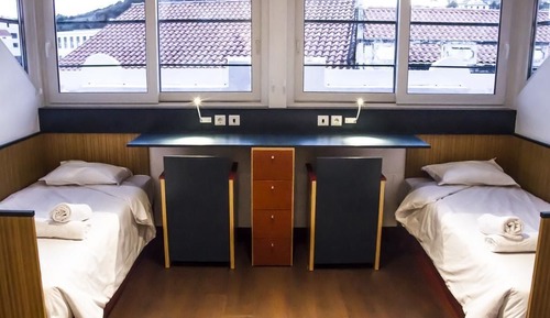 Dormitorio compartido superior, solo para hombres, vistas al jardín