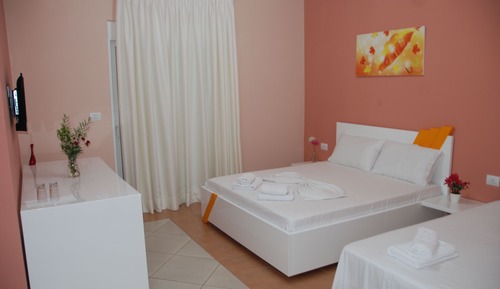 Habitación triple, balcón, vistas al jardín