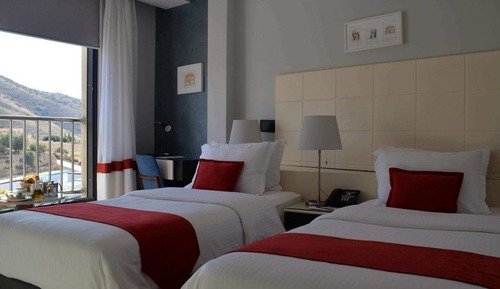 Habitación superior con 2 camas individuales, vistas a la ciudad