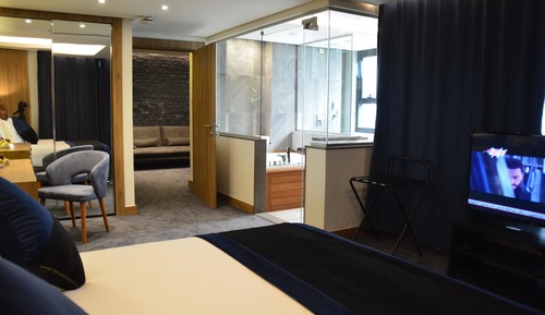 Suite (Monarch)