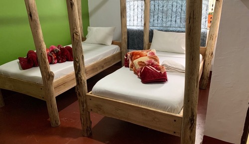 Habitación básica con 1 cama doble o 2 individuales