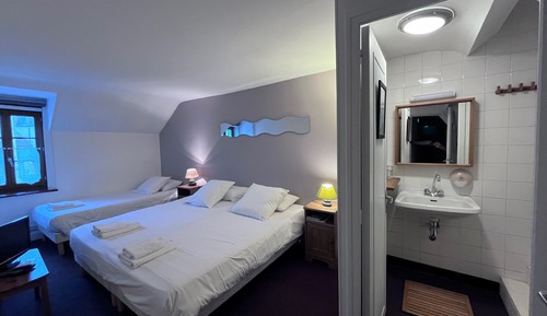 Habitación triple, varias camas