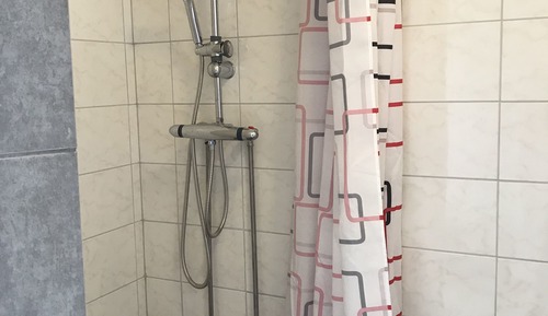 Habitación con 2 camas individuales, baño privado