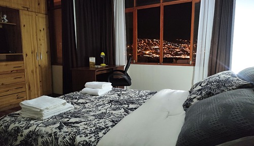 Apartamento ejecutivo, 3 habitaciones, vistas a la ciudad, en una planta alta