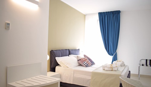 Habitación estándar con 1 cama doble o 2 individuales, vistas a la ciudad