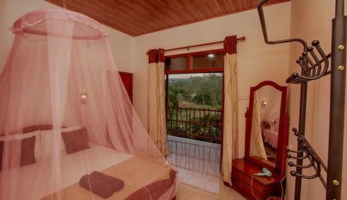 Habitación familiar doble, 1 cama de matrimonio grande, fumadores, vistas a la montaña