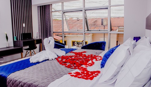 Suite estudio ejecutiva, 1 cama de matrimonio grande, vistas a la ciudad