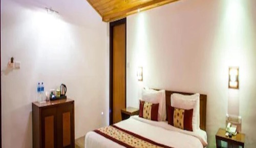 Habitación tradicional con 1 cama doble o 2 individuales, vistas a la montaña