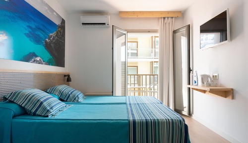 Habitación estándar, 1 cama doble, balcón, vistas parciales al mar