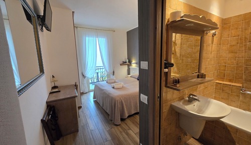 Habitación con 1 cama doble o 2 individuales, vistas al lago (Small n.2)