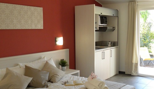 Estudio, 1 cama de matrimonio, cocina básica