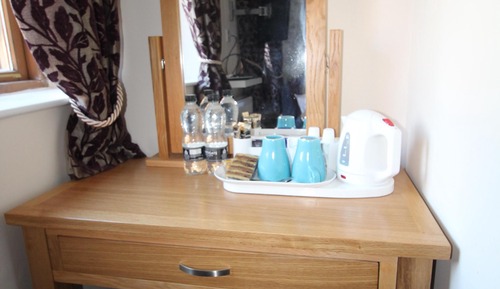 Habitación superior con 2 camas individuales, baño privado (Ebley)