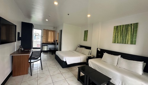 Habitación triple exclusiva, varias camas, acceso a la piscina, vistas al jardín