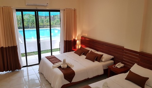 Habitación triple Deluxe, varias camas, vistas a la piscina, junto a la piscina