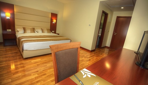 Habitación estándar doble, 1 cama de matrimonio grande, vistas a la montaña