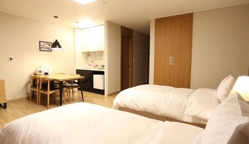 Habitación familiar con 2 camas individuales, cocina básica (24 PY)