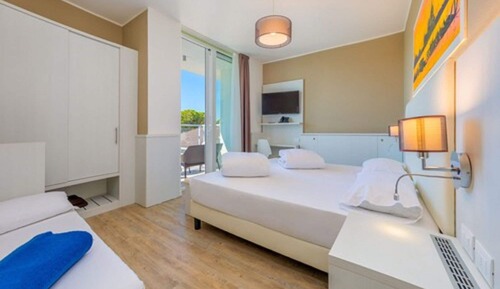 Habitación triple, varias camas, vistas al jardín