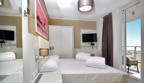 Habitación triple, varias camas, vistas parciales al mar