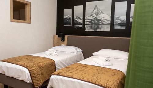 Habitación superior con 1 cama doble o 2 individuales, vistas a la montaña
