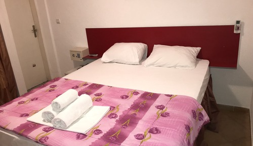 Habitación básica doble, vistas parciales al mar