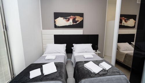 Habitación estándar con 1 cama doble o 2 individuales, vistas a la ciudad