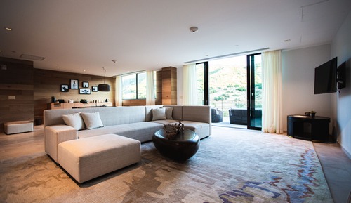 Suite (Red Tail)