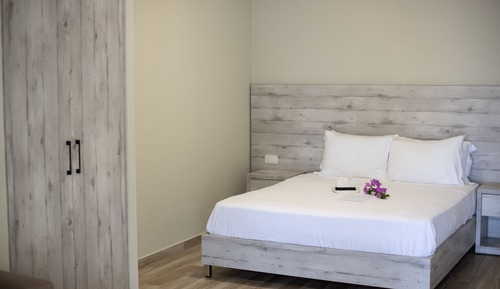 Habitación estándar con 1 cama doble o 2 individuales, vistas a la piscina, frente a la playa