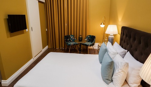 Deluxe Double Room, 1 Queen Bed, City View (Yellow)