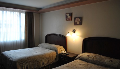 Habitación con 2 camas individuales, varias camas