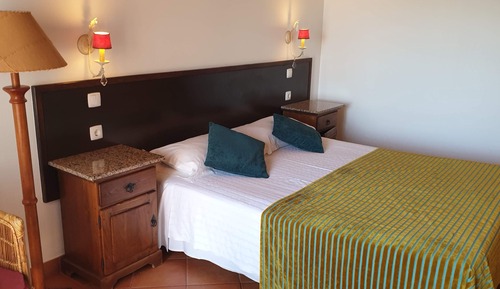 Habitación con 1 cama doble o 2 individuales, 1 cama doble o 2 individuales
