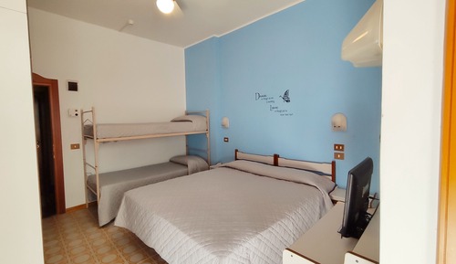 Habitación cuádruple estándar, vistas parciales al mar