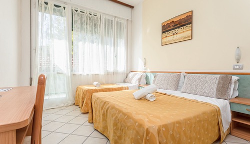 Habitación triple, balcón
