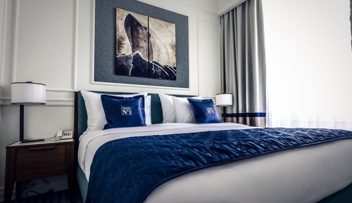 Habitación estándar doble, 1 cama de matrimonio grande, vistas a la ciudad