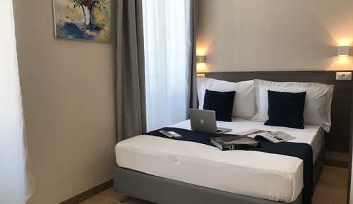 Habitación doble, balcón (Chambre balcon, vue rue pietonne)