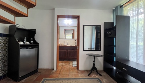Habitación de diseño con 2 camas individuales, 1 cama de matrimonio grande