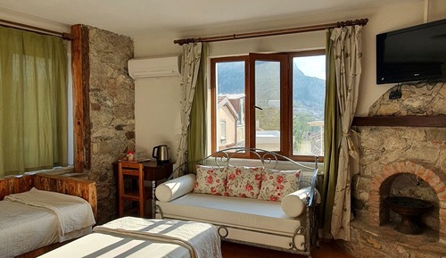 Habitación cuádruple, vistas parciales al lago