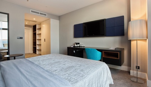Habitación superior con 1 cama doble o 2 individuales, vistas parciales al mar