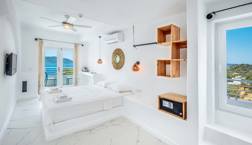 Corner Premium Room with Sea View & Jacuzzi