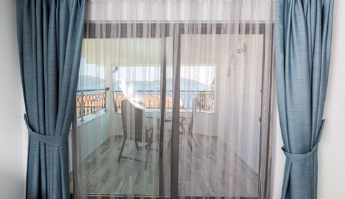 Honeymoon Room with Sea View & Jacuzzi 2