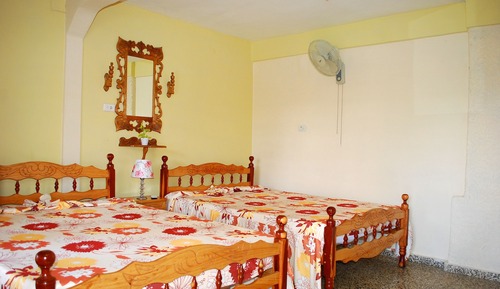 Habitación básica con 1 cama doble o 2 individuales