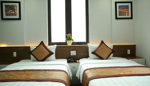 Habitación superior con 2 camas individuales, vistas al río