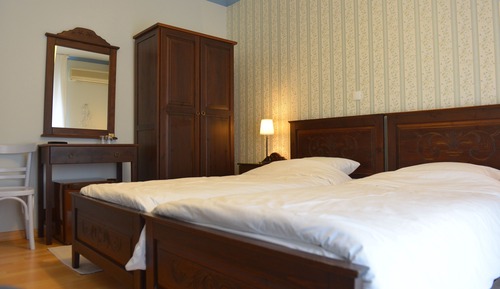 Habitación básica con 2 camas individuales
